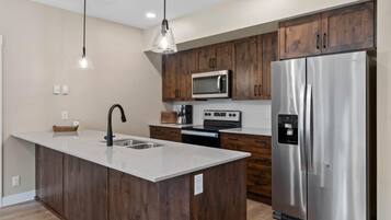 Réfrigérateur, four à micro-ondes, un four, surface de cuisson