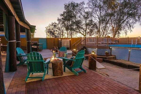 Outdoor dining - Private Adobe Ranch House Near Joshua Tree National Park (Twentynine Palms)