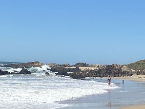 Plage, sable blanc, chaises longues, parasols
