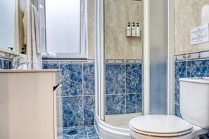 Ducha, secador de pelo, toallas