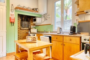 Fridge, microwave, oven, stovetop - Casa do Pinheiro I, a Home in Madeira (São Vicente)