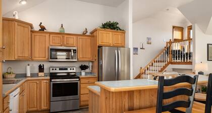 Seas The Day: Private Hot Tub, Amazing Sunsets, Village Beach Club amenities!