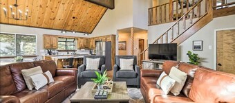 Crystal Mountain Lodge * Walk to Resort! * Hot Tub