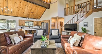 Crystal Mountain Lodge * Walk to Resort! * Hot Tub