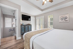 3 bedrooms, iron/ironing board, free WiFi, bed sheets - Emerald Seahorse * Golf Cart Included & Private Pool (Destin)