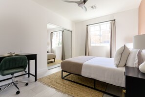 6 bedrooms, desk, iron/ironing board, travel crib