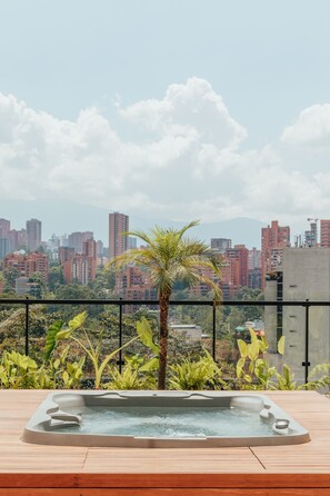 Outdoor spa tub - ¡AC-300mb-L Terrace-Deluxe Jacuzzi- Wake 316! (Medellín)
