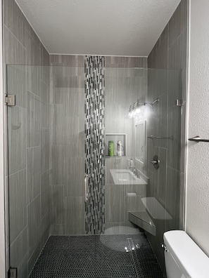 Shower, hair dryer, towels, soap - Experience Elegance at our Luxury Ranch with New Pool & Deck (Celina)
