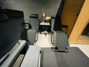 ラグジュアリー アパートメント クイーンベッド 1 台 | バスルーム | シャワー、バスアメニティ (無料)、ヘアドライヤー、バスローブ