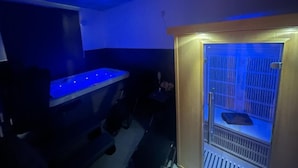Quarto com aquário iluminado em azul, teto com padrão decorativo e janela emoldurada em madeira.