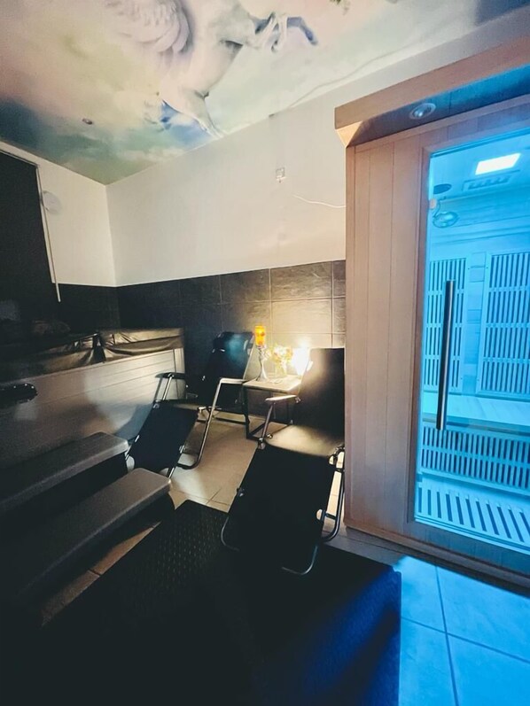 Indoor spa tub - London Luxury Apartments with Jacuzzi Hot tub & Sauna (London)