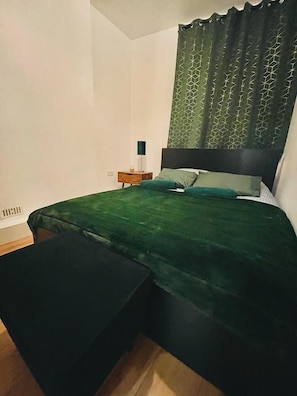 Luxury Apartment, 1 Queen Bed | Egyptian cotton sheets, premium bedding, memory-foam beds - London Luxury Apartments with Jacuzzi Hot tub & Sauna (London)