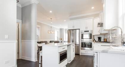 Heart of Chicago 5 Bedroom Modern 12 guest West Bucktown Home