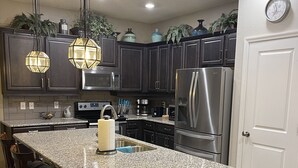 コーヒー / ティーメーカー、冷蔵庫、電子レンジ、オーブン