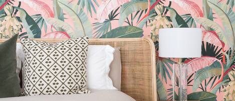 3 chambres, bureau, fer et planche à repasser, lit parapluie