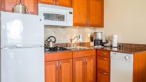 Refrigerador, microondas, parrilla de estufa y cafetera y tetera 