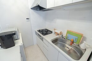 Jääkaappi, mikroaaltouuni, liesi, keittoastiat/astiat/ruokailuvälineet