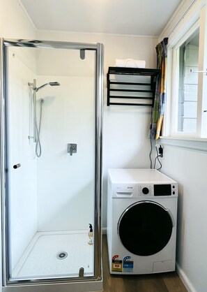 Shower, hair dryer, towels, shampoo - Cottage by the park—5 mins from CHC airport (Christchurch)