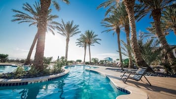 Alberca al aire libre y alberca climatizada