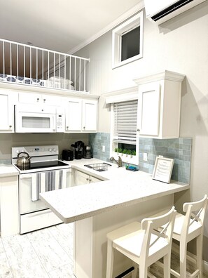 冰箱、微波炉、烤箱、炉灶