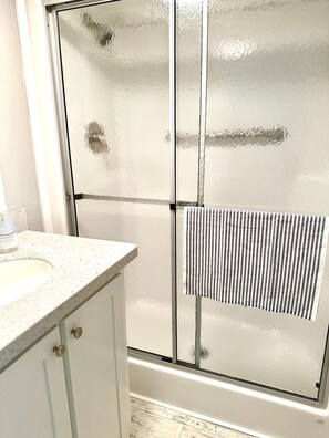 Douche, séchoir à cheveux, serviettes fournies, savon