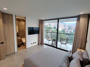 3 bedrooms, in-room safe, iron/ironing board, WiFi - El Poblado, Medellín - Private Hot Tub & Balcony - 3BR - View - Wake 1111! (Medellín)