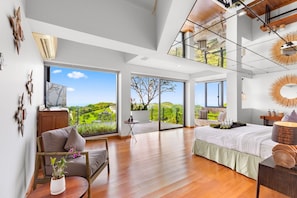 8 Schlafzimmer, Zimmersafe, Schreibtisch, Bügeleisen/Bügelbrett