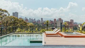 Una piscina al aire libre, una piscina climatizada