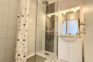 Shower, hair dryer, towels