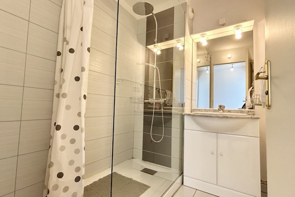 Shower, hair dryer, towels