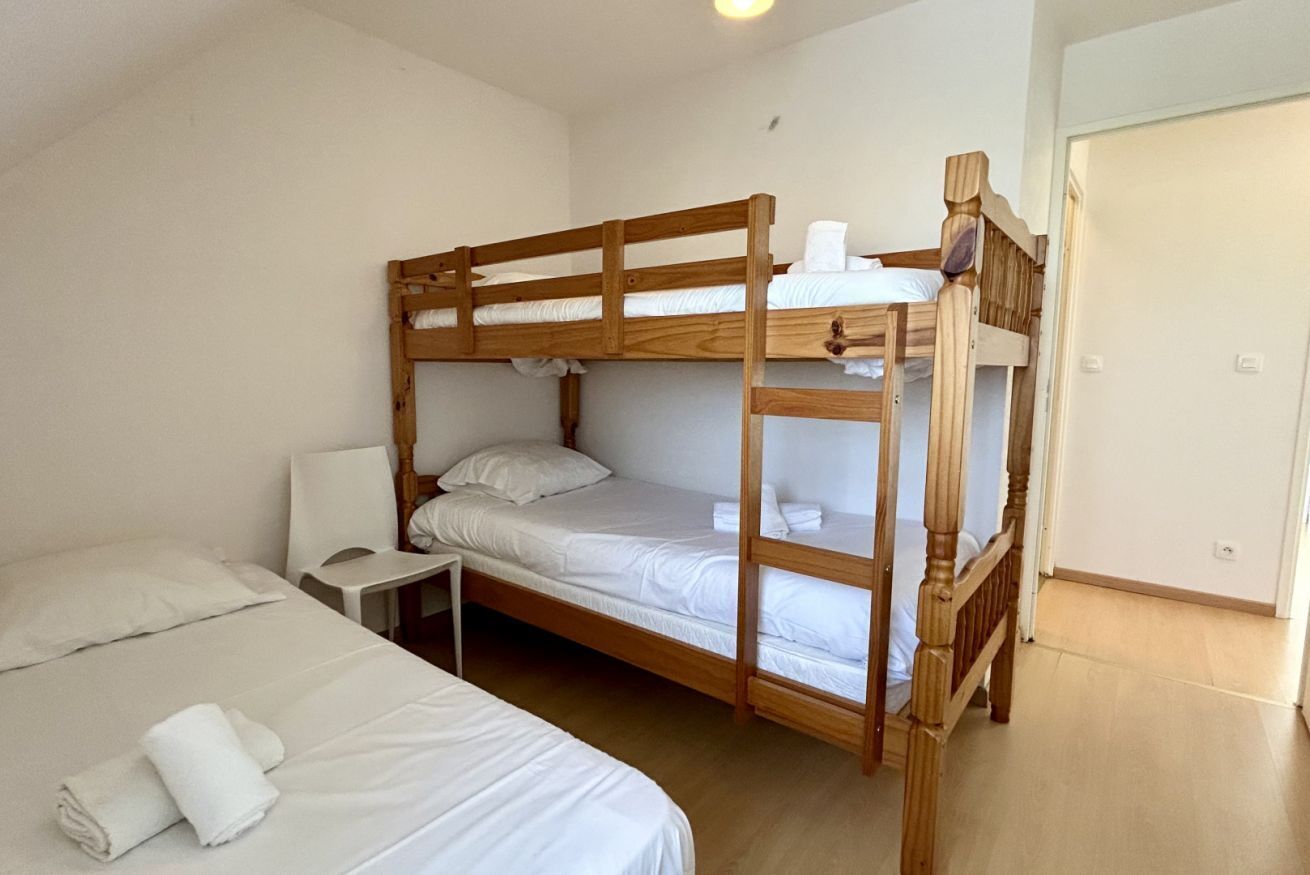 2 bedrooms, travel cot, bed sheets