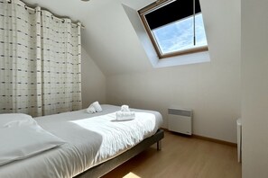 2 bedrooms, travel cot, bed sheets