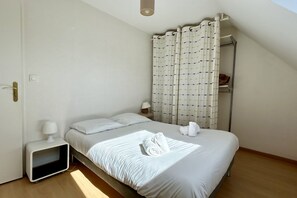 2 Schlafzimmer, Reisekinderbett, Bettwäsche