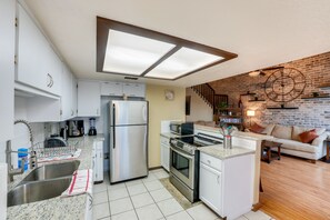 Réfrigérateur, micro-ondes, plaque de cuisson, lave-vaisselle
