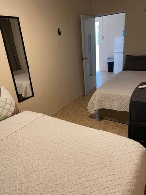 1 室のベッドルーム、デスク、アイロン / アイロン台、WiFi (無料)