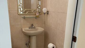 Haartrockner, Handtücher, Seife, Shampoo