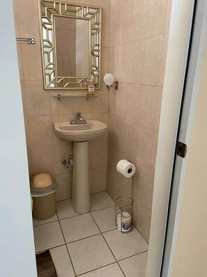 ヘアドライヤー、タオル、石鹸、シャンプー