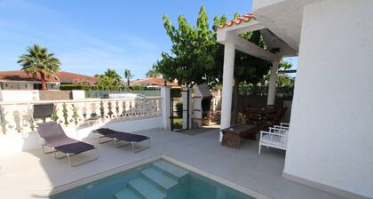 CASA GELTRU, Idéal pour vos vacances,proche de la mer,wifi gratuit,air climatisé en option,animeaux de compagnie autorisés,plage pour chiens