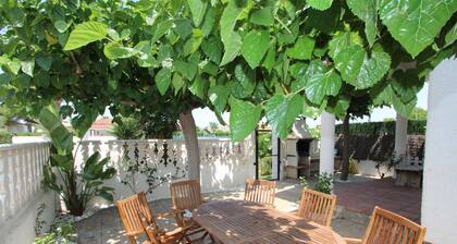 CASA GELTRU, Idéal pour vos vacances,proche de la mer,wifi gratuit,air climatisé,animeaux de compagnie autorisés,plage pour chiens