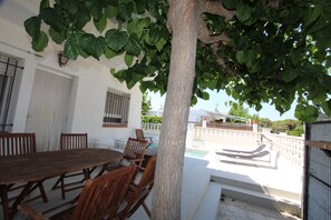 Outdoor dining - Casa Geltru, Ideal house for your holidays near the sea, free wifi, optional air conditioning, pets allowed, dog’s beach (Deltebre)
