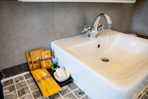 Douche, sèche-cheveux, bidet, serviettes fournies