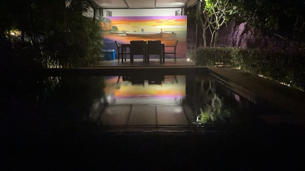 Piscine à débordement
