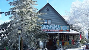 Ein Gebäude mit einem Schild, auf dem „General Mercantile Grocery Hardware“ steht.