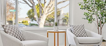 Great location! Family-friendly Oasis with Central AC and XBOX / Sleeps 8