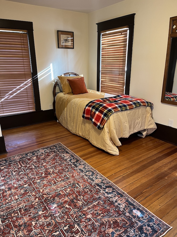 Beautiful historic home near downtown Harrison, AR. Close to Buffalo