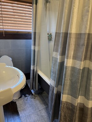 Haartrockner, Handtücher, Seife, Shampoo