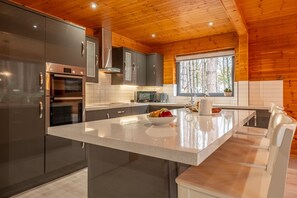 ثلاجة، ميكروويف، فرن، غسالة أطباق