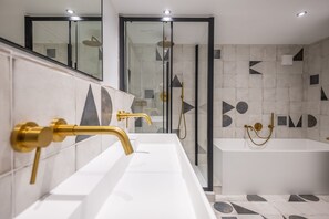 Ensemble douche/baignoire, sèche-cheveux, serviettes fournies