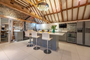 Kühlschrank, Mikrowelle, Ofen, Geschirrspüler