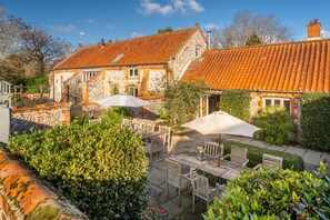 Outdoor dining - Primrose Farm Barn (14), Roughton, Norfolk (Roughton)